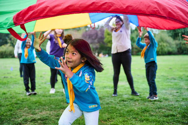 leader_and_beavers_parachute_game_2022_jpg